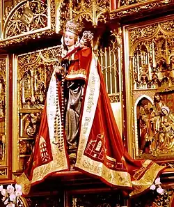 Rode mantel met gouden bies