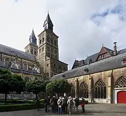 Westwerk St.-Servaasbasiliek vanuit de pandhof