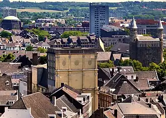 De zuidelijke binnenstad van Maastricht met centraal de toneeltoren van de Bonbonnière