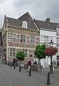 Huis in de trant der zgn. Maaslandse renaissance, met topgevel aan de straat.