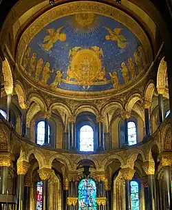 Koorgewelfschildering en dubbele zuilengalerij