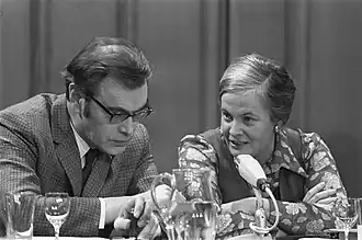 Op de eerste Dag van het literatuuronderwijs in 1992 benadrukte Hella Haasse dat taal een "uitdrukking van cultuur" is. De leraar Nederlands speelt een centrale rol in de overdracht van cultuur. Ze stelde, dat "zonder goed onderhoud van de taal verschraalt het denken."[1]