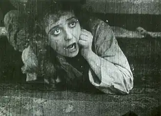 Mabel Normand in een scène uit de film