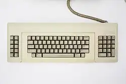 Toetsenbordextensie bevestigd aan het originele Macintosh-toetsenbord