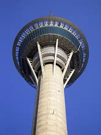 Macau Tower van onderaf gezien