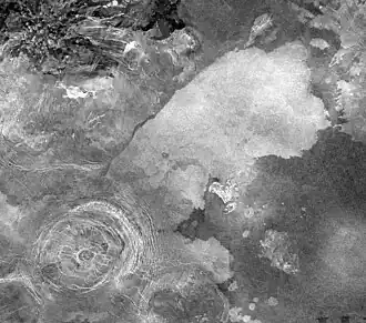 Madderakka Corona (linksonder) en Koti Fluctus (radarbeeld van de ruimtesonde Magellan)