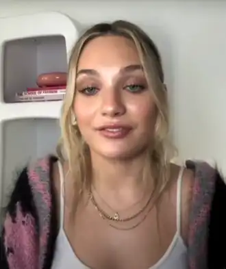 Maddie Ziegler tijdens een interview voor Music in februari 2021