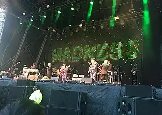 Madness op het Wirral-festival in 2017.