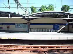 De luifel aan de pretparkzijde