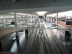 De wissels tussen het vertrekgedeelte (achter de wissels) en het aankomstgedeelte (achter de opname) van de perronsporen.