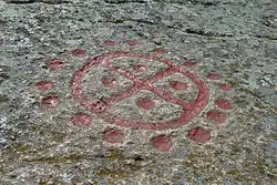 Zonnekruis met cup and ring marks op de rotstekeningen van Allinge-Sandvig, Denemarken