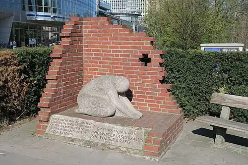 Monument voor de slachtoffers in een bunker aan de Hamburger Straße met als onderschrift "In de nacht van de 30e juli 1943 stierven 370 personen in de luchtaanvalsschuilplaats aan de Hamburger Straße in een bombardement. Deze doden herinneren ons: Nooit weer fascisme. Nooit weer oorlog."