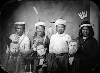 Maidu-hoofdmannen (achterste rij) in 1851