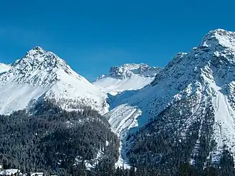Zicht vanuit Arosa: in het midden in de achtergrond de Amselflue, links de Furggahörner, rechts de Schiesshorn