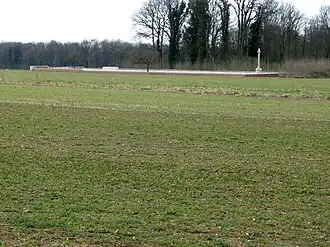 Zicht op de begraafplaats vanuit het veld.