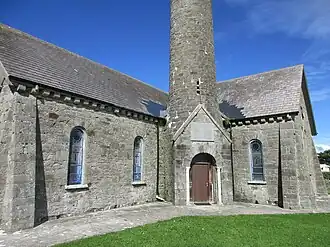 De hoofdingang met plaquette