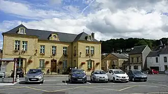 Gemeentehuis, op de achtergrond de kerk