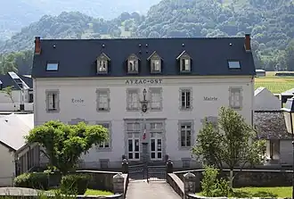 Gemeentehuis en -school