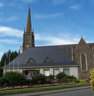 Gemeentehuis (voorgrond) en kerk