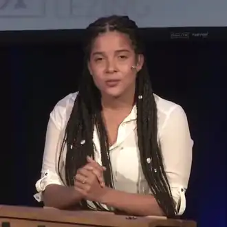 Maisha Neus, tijdens de Pim de Kuijer Lezing, De Balie, 2018