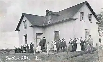 Een familiereünie van de familie Gagnon voor het huis in Fortierville (ca. 1915)