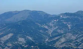 Maja e Liqenit en Qafä Shtamë in Nationaal park Qafë-Shtamë, gezien vanuit Nationaal park Dajt