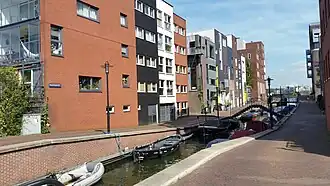 Majanggracht met als eerste brug Light en in de verte Amsterdam-Noord (augustus 2019)