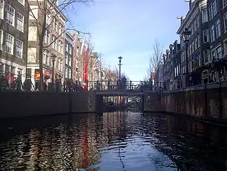 De Majoor Bosshardtbrug op de Amsterdamse Wallen, gezien naar het Noorden. 7 januari 2015