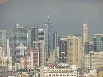 Skyline van Makati City, PBCom Tower is de hoogste toren in het midden
