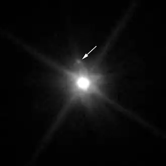 Makemake en de maan (pijl)