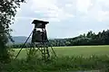Houten uitzichtpost nabij het dorp