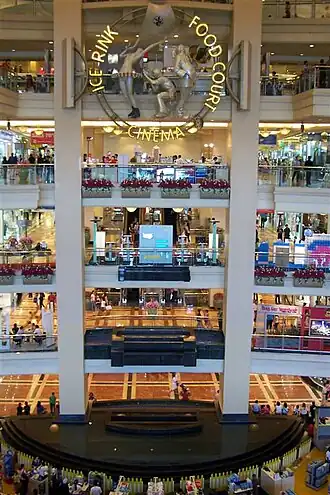 De shoppingmall Taman Anggrek bevindt zich in Grogol.