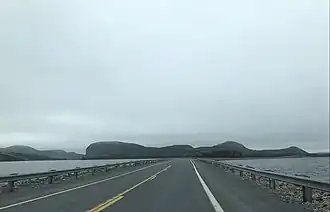 Westwaarts zicht richting Maladie Head en de Louil Hills vanaf de causeway