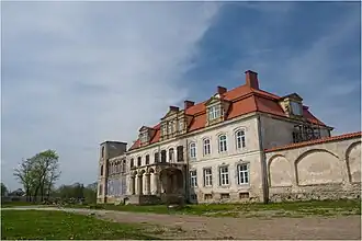 Hoofdgebouw van landgoed Malla