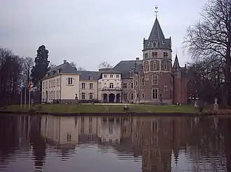Vooraanzicht van het kasteel