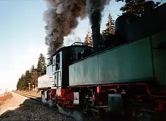 Een stoomtrein passeert het station Goetheweg.