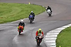 Motorrijders tijdens een circuitdag bij de John Couper Esses