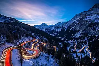 Haarspeldbochten aan de zuidzijde van de pashoogte