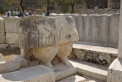 Kopie van het grote beeld gevonden in de Tarxien-tempel (het origineel bevindt zich in het archeologisch museum van Valletta), de bovenste helft werd niet teruggevonden; de totale lengte was vermoedelijk ongeveer 2&nbsp;m.
