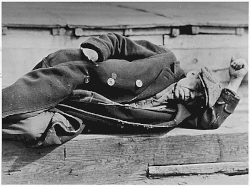Down and out op de New York pier
