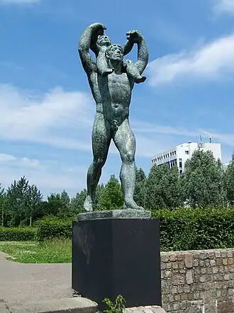 Man met kind De Vooruitgang van Pieter d'Hont in Park Transwijk (2008).