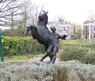 Bronzenbeeld "Man met paard" aan de Parkweg van beeldhouwer Gabriël Sterk
