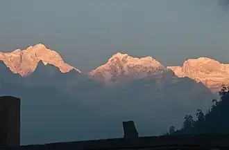 De Manaslu, de Thulagi Chuli (7056 m) en de Ngadi Chuli