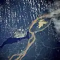 Manaus, de grootste stad aan de Amazone, zoals gezien vanuit een NASA-satelliet, omgeven door de modderige Amazone en de zwartwaterrivier Rio Negro.
