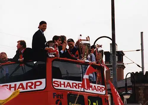 Manchester United vierde het behalen van de treble met een open bus door de straten van Manchester