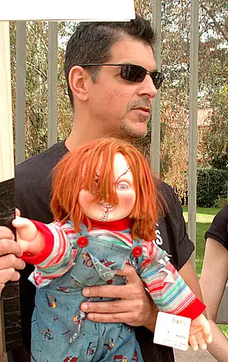 Bedenker Don Mancini met een Chucky pop in 2007