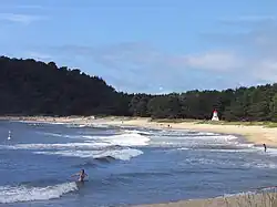 Mandal strand ten westen van de stad