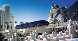 De Mandalay Bay Tram bij de Luxor halte.