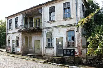 Een vervallen huis in Mandritsa