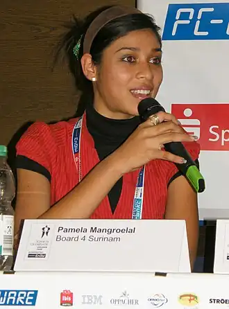 Pamela Mangroelal tijdens een persconferentie op de 38e Schaakolympiade in Dresden, 2008